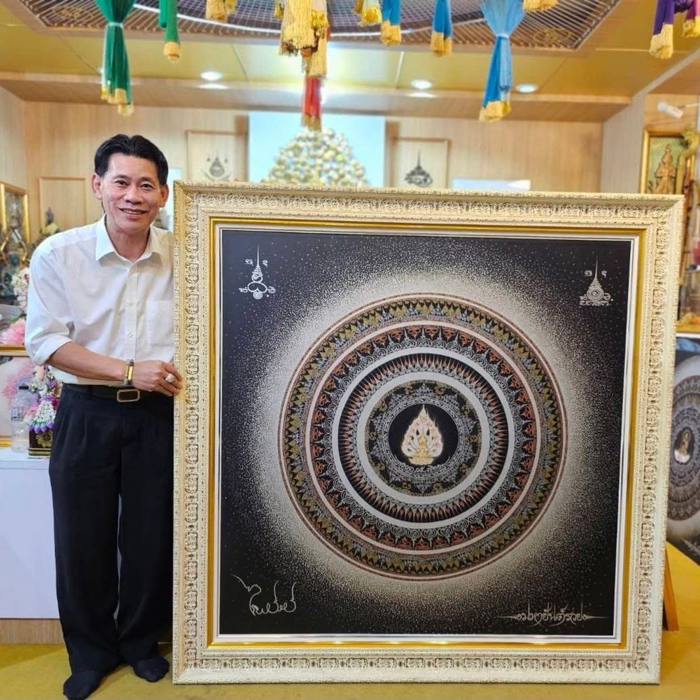 Master Phairot presenting a large Family and Business size Mahayant Ruay